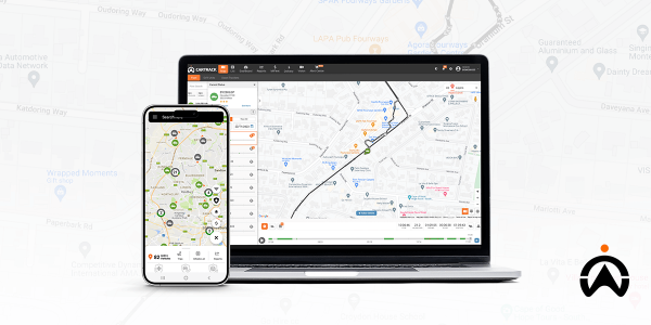 Hiển thị bản đồ tuyến đường và hệ thống giám sát theo dõi GPS trên màn hình máy tính xách tay và điện thoại di động.