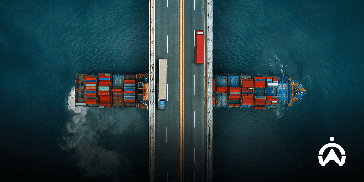 Hình ảnh chụp từ trên cao ban đêm về các tàu chở hàng trong cảng với các container, minh họa quy trình quản lý đội xe trong logistics hiện đại.