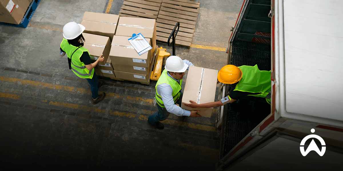 Công nhân kho hàng chất các thùng carton lên xe tải để ngăn ngừa nguy cơ quá tải trong quá trình vận chuyển hàng hóa.