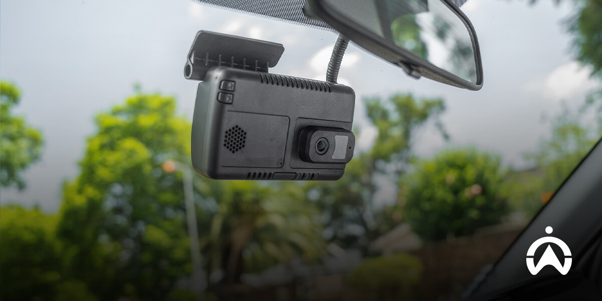 Camera hành trình được gắn trên kính chắn gió ô tô để giám sát tình trạng xe chạy không tải của các phương tiện vận hành của công ty.